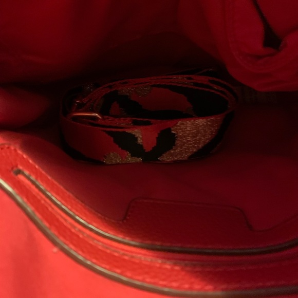 NWT RED VEGAN LEATHER BAG WITH CAMO STRAP - Picture 3 of 7